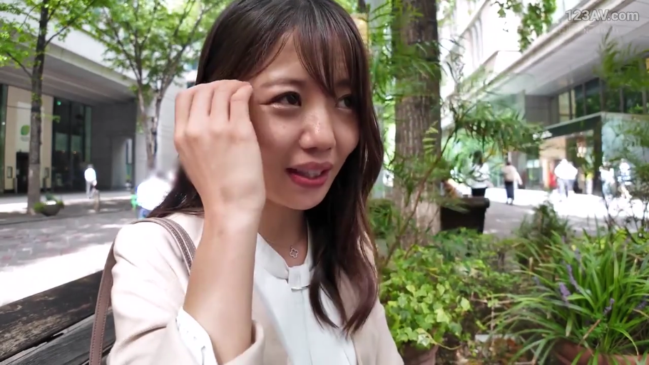 坐姿 · 脸部特写 · 微笑 · 户外 · 撩发 · 西装外套