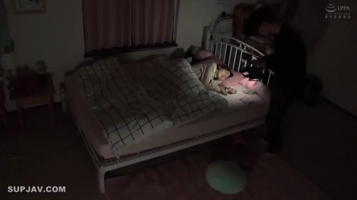 自然 · 远景 · 街道 · 行走 · 户外 · 婴儿车 · 日常休闲装 · 推婴儿车