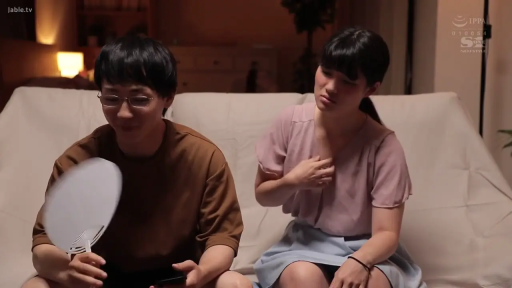 坐姿 · 中景 · 客厅 · 休闲服 · 担忧 · 团扇 · 扇扇子