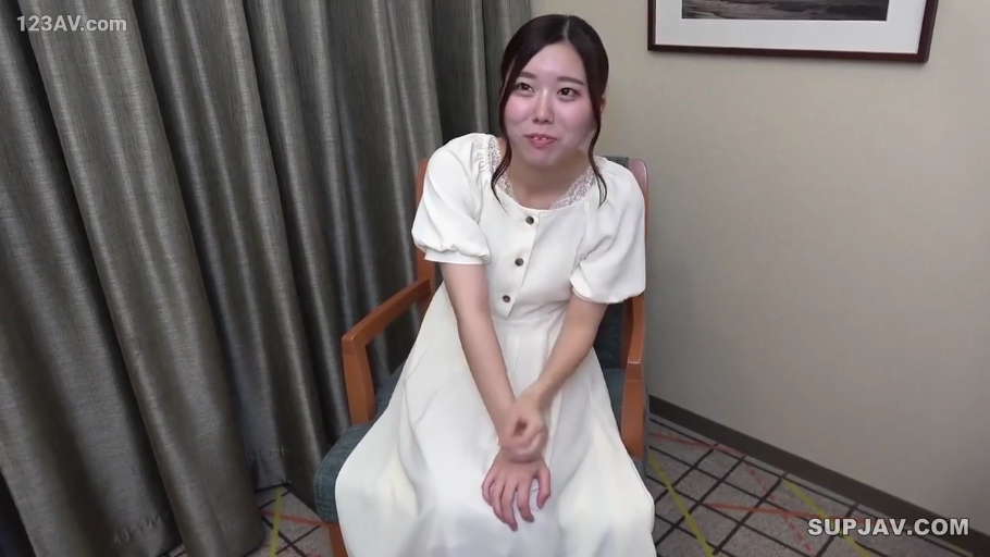 全身 · 黑色职业套装 · 文件夹 · 好奇 · 室外街道 · 步行 · 站立仰望