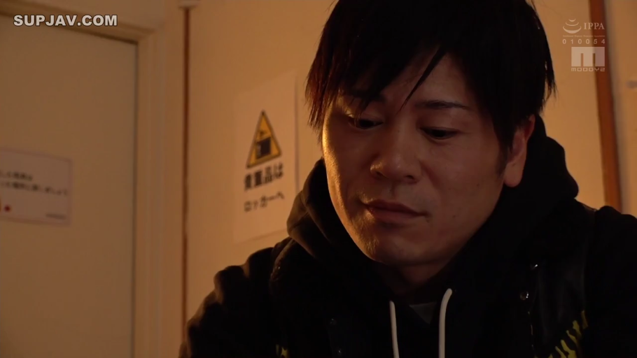 室内 · 顔のクローズアップ · 黑色卫衣