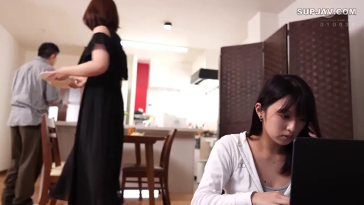 坐姿 · 中景 · 操作电脑 · 笔记本电脑 · 室内客厅 · 多人场景 · 严肃专注 · 白色卫衣