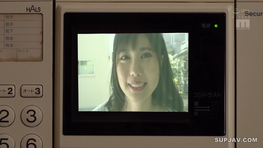 脸部特写 · 站立 · 微笑 · 浅色上衣 · 门外 · 监视器视角 · 拜访 · 门铃显示器