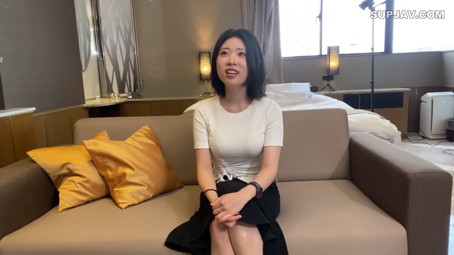 坐姿 · 交谈 · 黑色裙子 · 中景 · 沙发 · 微笑 · 酒店房间 · 短发