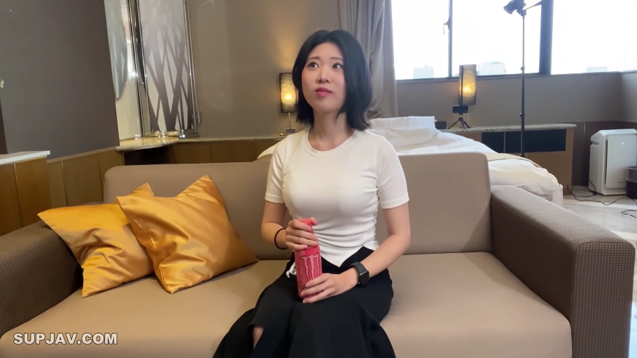 座り姿勢 · ホテルルーム · 自然 · 半身 · ショートヘア · 黑色裙子 · 飲料缶 · 拿饮料