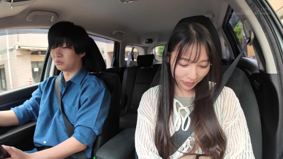 坐姿 · 中景 · 微笑 · 针织衫 · 乘车 · 车内 · 日系 · 安全带