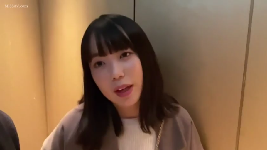 坐姿 · 交谈 · 面部 · 自然 · 休闲装 · 酒瓶 · 餐厅 · 日常