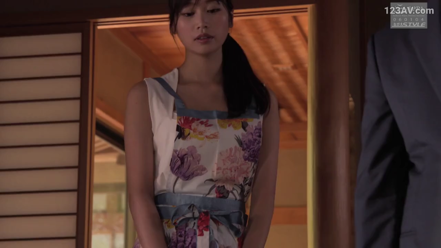 忧郁 · 站立 · 站立 · 和室 · 中景 · 居家 · 碎花围裙