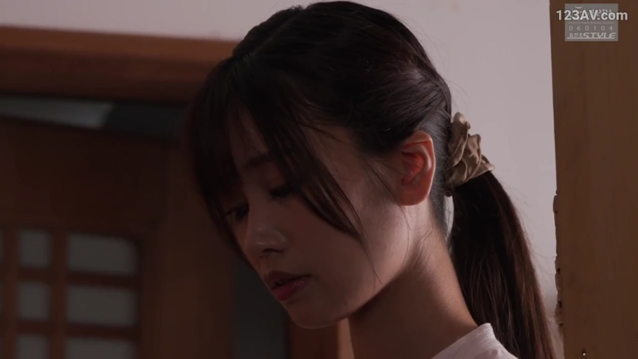 室内 · 憂鬱 · 顔部のクローズアップ · 白い上着 · アジア人女性 · 侧身站立 · 低头凝视 · 发圈