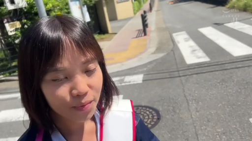 顔 · 站立 · 自然 · 注視 · 屋外 · 背包 · 運動服 · 阳光