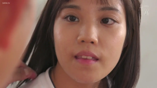 室内 · 脸部特写 · 白色上衣 · 注视 · 长发 · 微张嘴 · 对面坐着