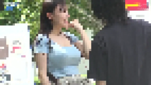 中景 · 户外 · 面对面站立 · 浅蓝色短袖