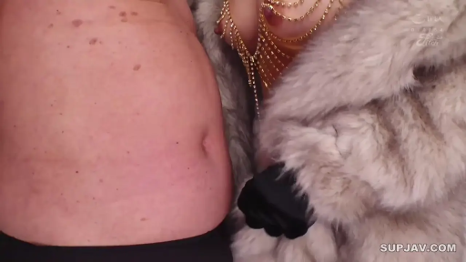 Indoor · 腹部特写 · Face to face · 皮草大衣