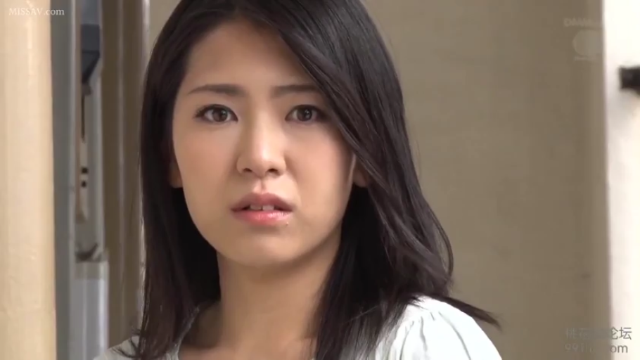 室内 · 面部特写 · 凝视 · 长发 · 正面 · 忧虑 · 浅色上衣