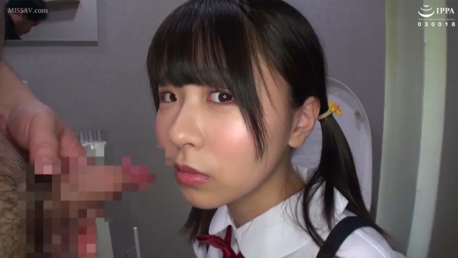 校服 · 脸部特写 · 平静 · 跪姿 · 凝视 · 阴茎 · 双马尾 · 厕所