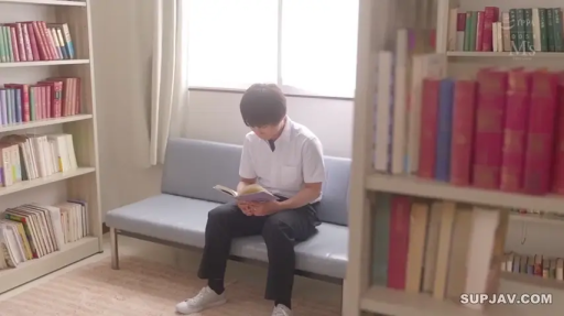 坐姿 · 全身 · 专注 · 白色衬衫 · 书籍 · 图书馆 · 看书