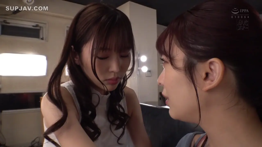 室內 · 专注 · 面部特寫 · 对视 · 双人 · 对坐 · 白色无袖衫 · 排灯