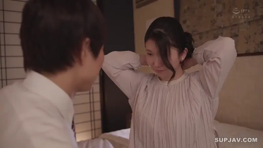 室内 · 中景 · 站姿 · 微笑 · 整理头发 · 浅色褶皱上衣