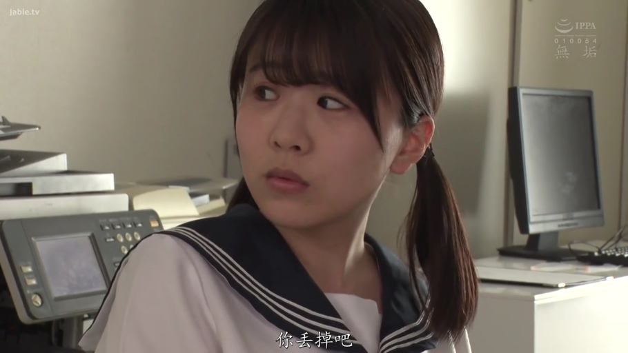 坐姿 · 脸部特写 · 办公室 · 水手服