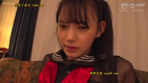 室内 · 坐姿 · 忧郁 · 脸部特写 · 字幕 · 沙发 · 注视 · 深色校服