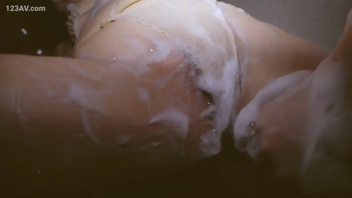 浴室 · 内衣 · 私处 · 局部特写 · 开腿 · 不可见 · 清洗 · 肥皂泡沫