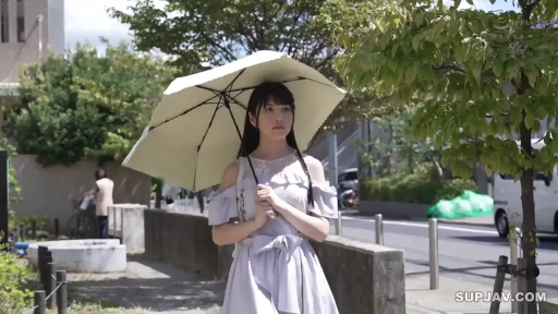 站立 · 中景 · 平静 · 长发 · 户外街道 · 遮阳伞 · 撑伞 · 露肩连衣裙