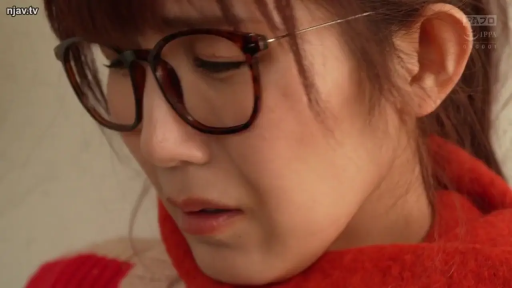 室内 · 忧郁 · 低头 · 眼镜 · 脸部特写 · 长发 · 静止 · 红色围巾