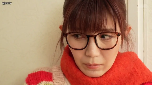 室内 · 严肃 · 眼镜 · 面部特写 · 注视 · 红色围巾 · 侧头