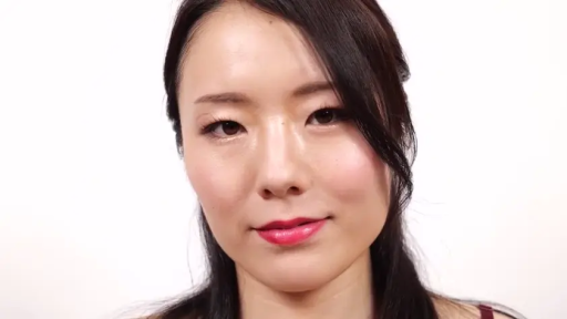 脸部 · 自然 · 凝视 · 内衣 · 正面 · 影棚 · 肖像