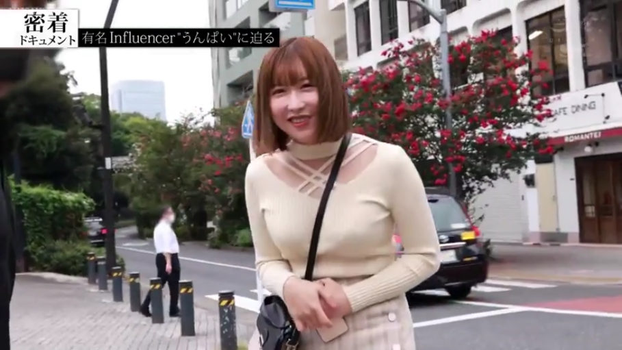 站姿 · 微笑 · 面对镜头 · 半身 · 街道 · 手机 · 街拍 · 镂空上衣