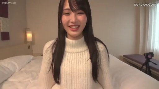 脸部特写 · 温柔 · 摄像机 · 酒店卧室 · 白色高领针织毛衣