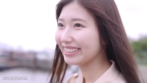 Stand · 面部特写 · Outdoor · Light-colored top