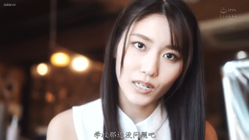 室内 · 交谈 · 专注 · 脸部特写 · 字幕 · 正面 · 白色无袖上衣