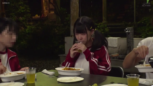 坐姿 · 中景 · 闭眼 · 户外 · 运动服 · 夜晚 · 喝水 · 饮料杯