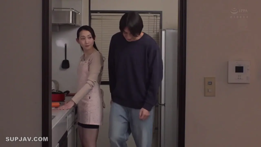 背后拥抱 · 平静 · 做饭 · 厨房 · 长袖上衣 · 菜刀 · 居家生活