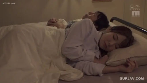 臥室 · 床鋪 · 中景 · 侧卧 · 睡衣 · 平和 · 睡覺 · 伴侣