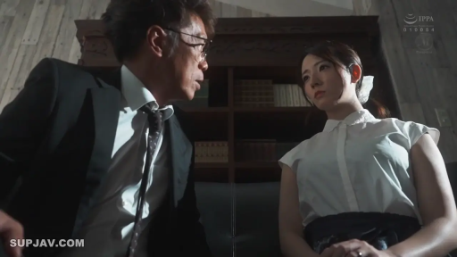 坐姿 · 严肃 · 眼镜 · 办公室 · 中景 · 西装 · 对视 · 职场