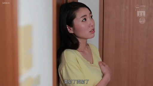 门口 · 站立 · 平静 · 等待 · 长发 · 侧脸特写 · 木门 · 黄色V领上衣