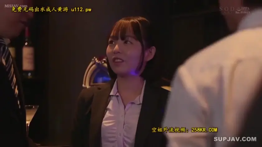 交谈 · 站立 · 自然 · 职场女性 · 酒瓶 · 上半身 · 西装 · 酒吧