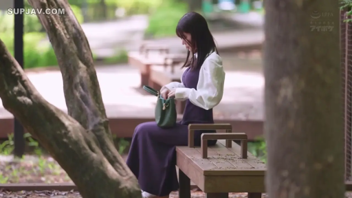 座り姿勢 · 全身 · 平静 · ハンドバッグ · 公園 · 翻找东西 · 连体长裙