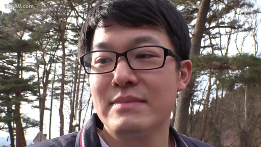 眼鏡 · 站姿 · 平靜 · 面部特寫 · 注视镜头 · 森林 · 亚洲男性 · 休闲夹克