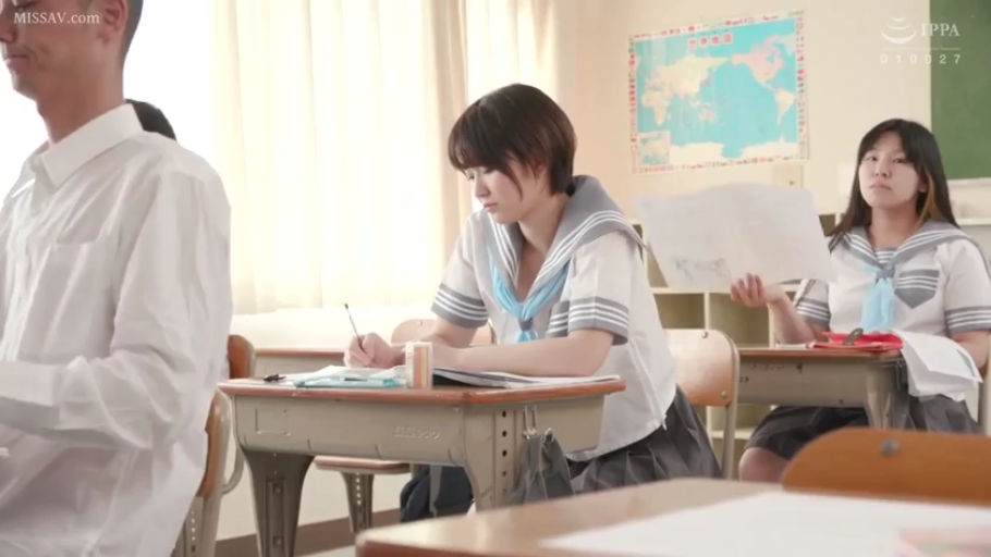 坐姿 · 教室 · 专注 · 中景 · 课桌 · 剧情 · 水手服 · 写字