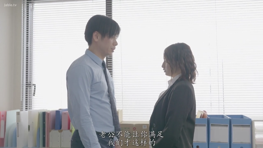 室内 · 坐姿 · 手部 · 手机 · 黑色T恤 · 日常 · 玩手机