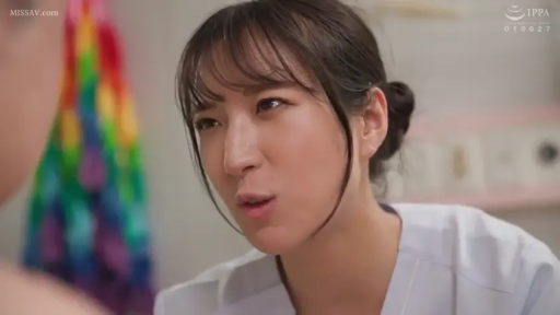 坐姿 · 护士服 · 面部特写 · 说话 · 医务室 · 疑惑 · 盘发