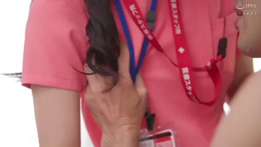 室内 · 胸部特写 · 站立 · 工牌 · 性骚扰 · 粉色职场服 · 猥亵摸胸