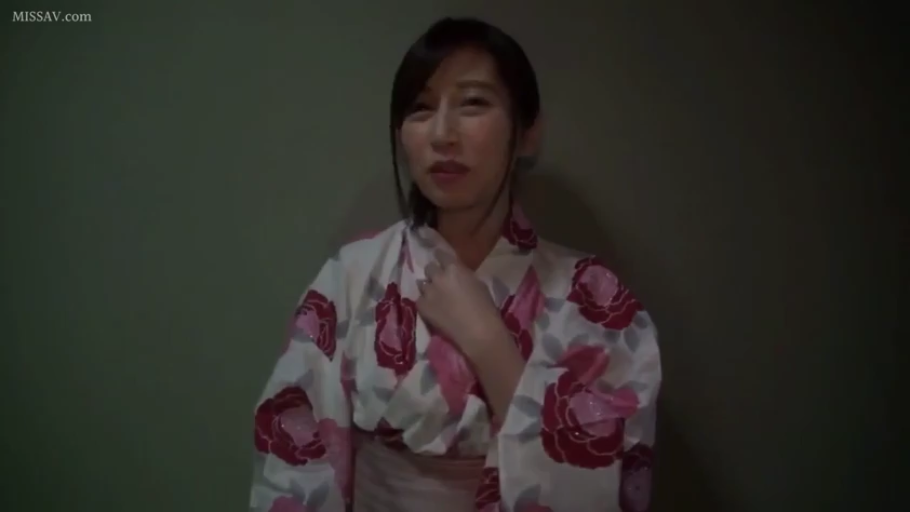 室内 · 站立 · 中景 · 微笑 · 面对镜头 · 熟女 · 浴衣