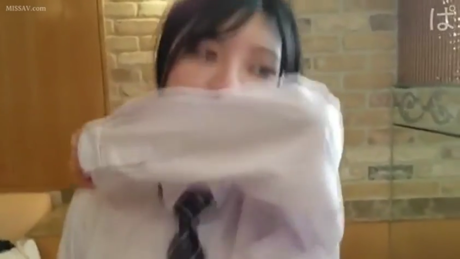 站立 · 中景 · 微笑 · 浅蓝色制服配丝巾 · 巴士车内 · 接过物品 · 巨大假阳具 · 户外背景