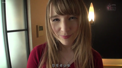 室内 · 面部 · 字幕 · 站姿 · 注视镜头 · 坏笑 · 红色针织衫 · 壁灯