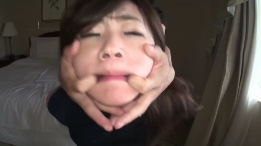 俯身 · 脸部特写 · 卧室 · 床 · 黑色上衣 · 成人片 · 扯脸 · 脸部扭曲