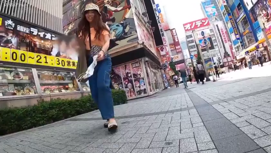 全身 · 微笑 · 行走 · 户外街道 · 橙色短袖 · 逛街